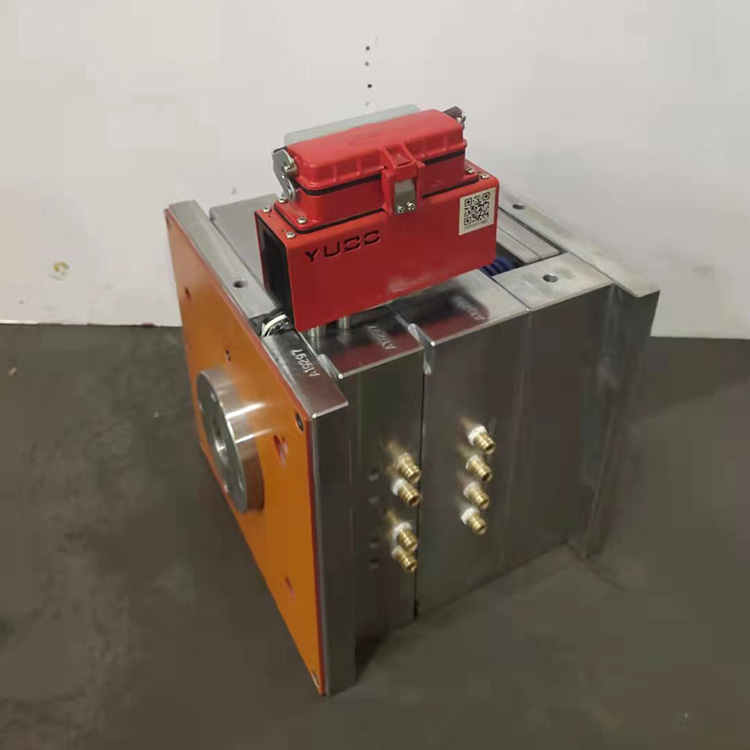 Hot runner plastic m